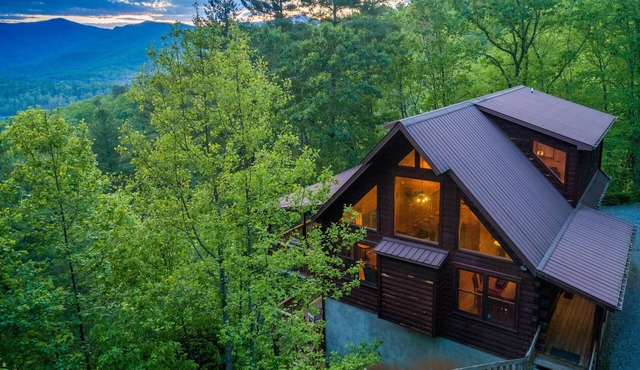 Summit Lodge - Smoky Mtn Views, Central Location, Hot Tub & Ping Pong!