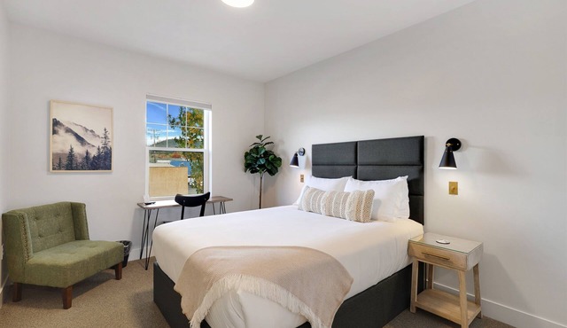 Summit Lofts, Downtown Mt Shasta, Queen Bed, #207