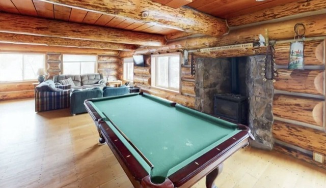 Summit Peaks LodgenSleeps 14nPet friendlynIncredible Views, Close to ski resort