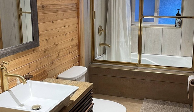 Summit Powder Retreat: Fireplace, Covered Parking - near Woodward & Canyons