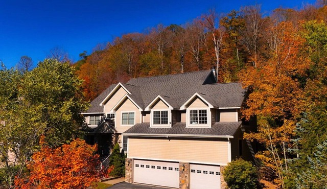 Summit Retreat Sleeps 30 inside Seven Springs