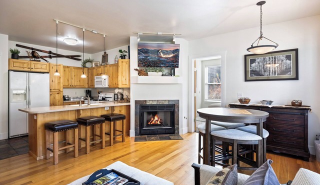 Summit Sanctuary: Sleeps 4, Charming Interiors, 20 Minutes from the Mountain!