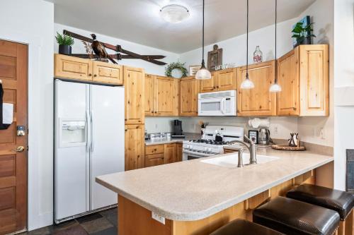 Summit Sanctuary, Sleeps 4, Charming Interiors, 20 Minutes from the Mountain!