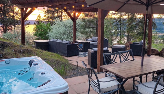 'Summit Solitude' Hot Tub & Views in Harrison!