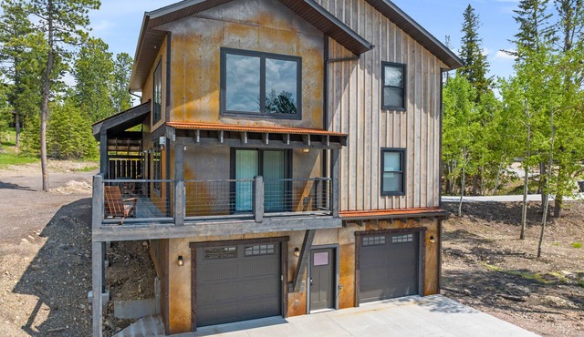 Summit Sunset, pet friendly! Hot Tub, Pool access, paved roads, luxury finishes