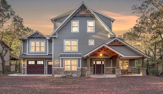 "Summit" Ultimate Luxury Vacation Home. ELEVATOR, Firepit, Private Hot Tub, Pool Table, Gas Grill