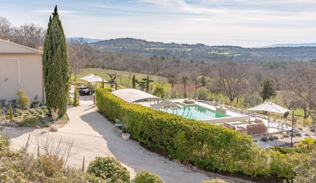 Sumptuous 5-star bastide with views of the Luberon, swimming pool, garden and Wi-Fi.