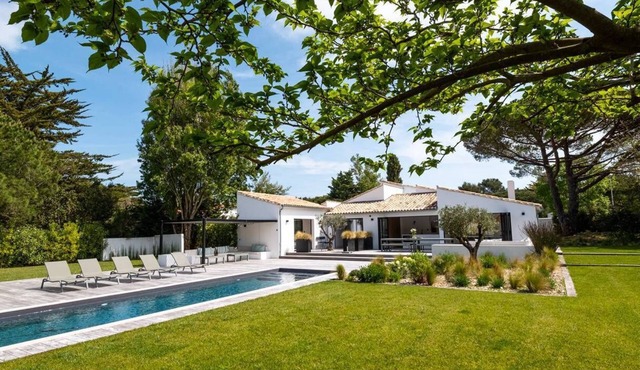 Sumptuous architect-designed villa with 15-metre swimming pool