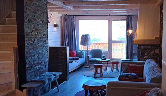 Sumptuous chalet of 130 m² for 11 guests, it is facing full with a view of the mountains.