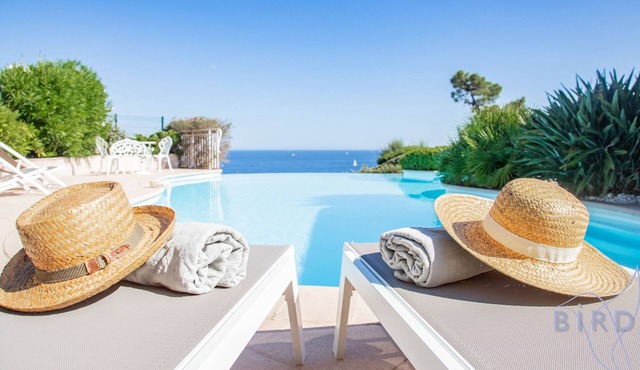 Sumptuous villa with sea view and its renovated outbuilding in the heart of