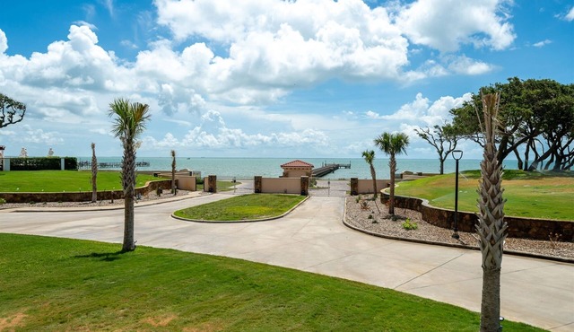 Sun and Sea Retreat - Located in the beautiful Villas at Royal Oaks Community