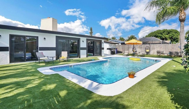 Sun Casita ☀️ Heated Pool & Putting Green - 6 min to Beach