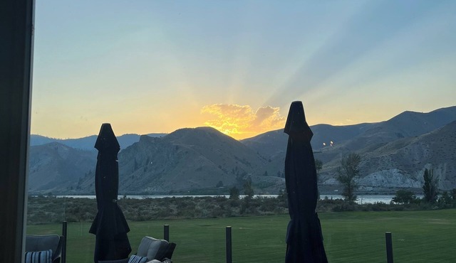 Sun Cove - Lake Entiat - 4 bedroom + fenced yard + Lake and Mountain views