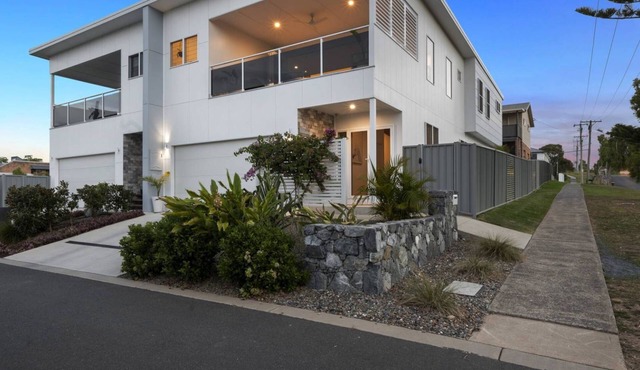 Sun Crest - amazing ocean views, walk to beach and vibrant village of Woolgoogla