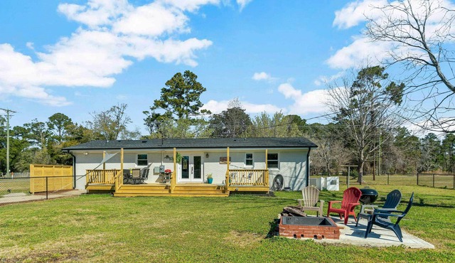 Sun-Dappled Getaway in Wilmington w/ Fire Pit