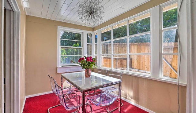 Sun-Dappled Retreat Walk to Restaurants!