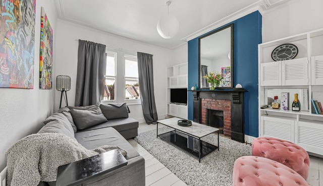 Sun-drenched 2bed penthouse near Queen's Park & tube station