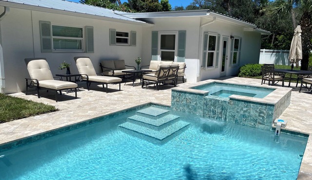 Sun drenched 3-bedroom house in central Vero Beach with new pool/hot tub