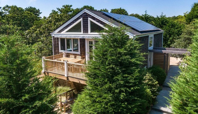 Sun Drenched Amagansett Dunes Escape with private beach access 3 mins walk away