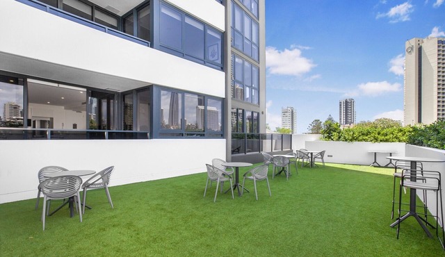 Sun Drenched Apartment in the Heart of Surfers