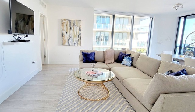 Sun-drenched, Luxe, Corner Unit: Expansive balcony and Bay Views (3 Br/3B)