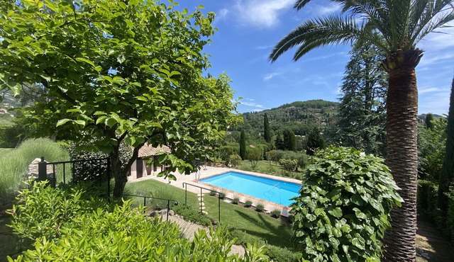SUN DRENCHED LUXURY VILLA ON THE CÔTE D'AZUR with pool, bar, bbq area, AC, & gym