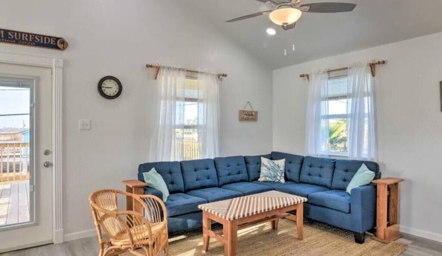 Sun-Filled 3 Bedroom House - Steps from the Beach