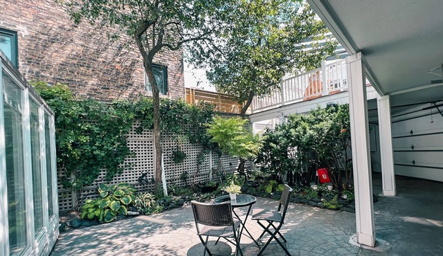 Sun-filled 5-Bedroom home steps from the Lake, Park, Zoo and Restaurants