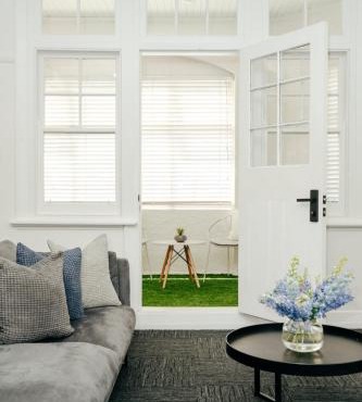 Sun-Filled Art Deco Apartment Heart of Brunswick