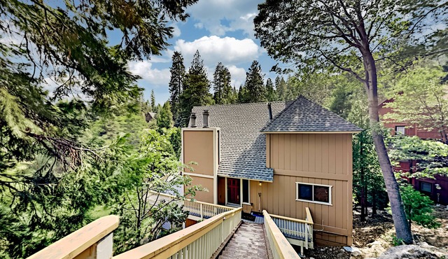 Sun-filled, Blue Jay home with 2 decks, game room & Lake Arrowhead views