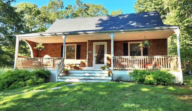 Sun-filled Coastal Retreat/Beach Pass/1plus mile to Blue Shutters/Near All