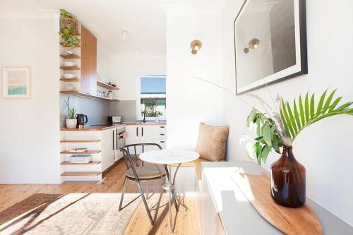 Sun-filled North Bondi Apartment moments to beach