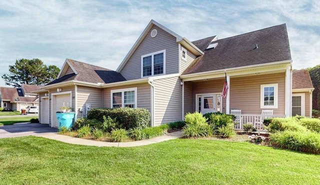 Sun-filled retreat near beaches w/pool access golf, fireplace, W/D, & sunroom