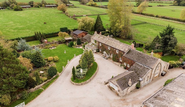 Sun Hill Farmhouse - a cottage that sleeps 10 guests in 5 bedrooms