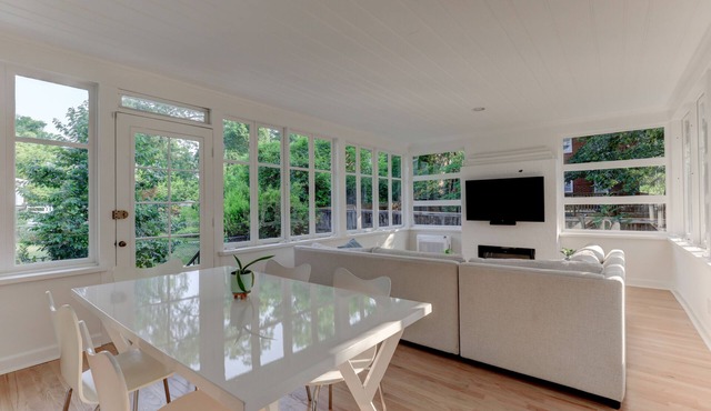 Sun House, Alexandria City, 4 bedrooms, 10 mins to downtown DC.
