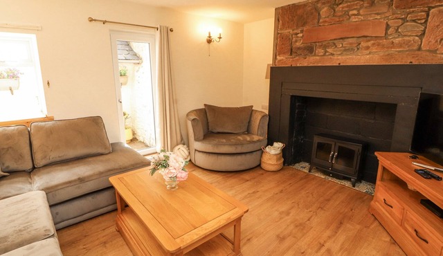 SUN HOUSE, pet friendly, country holiday cottage in Allonby