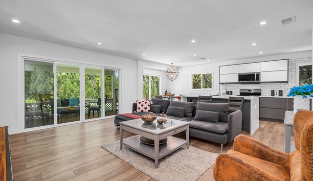 Sun Kissed Home, Secluded Backyard, BBQ, Parking
