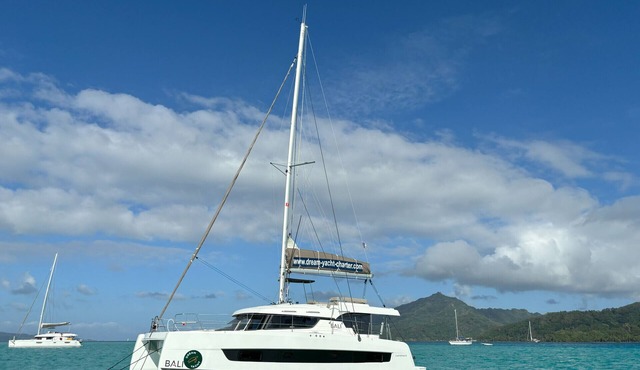 Sun-Kissed Sailing Adventure in Córcega