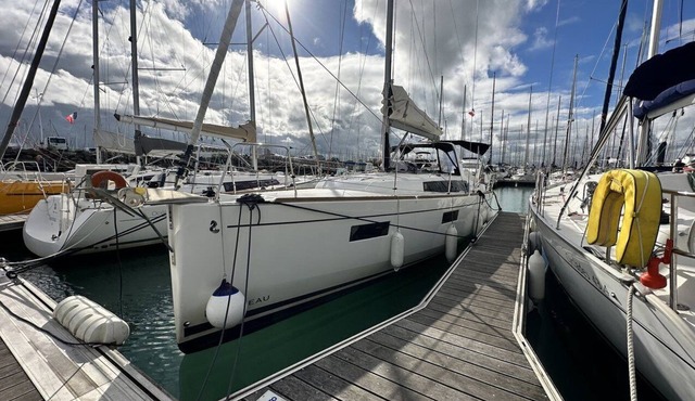 Sun-Kissed Sailing Adventure in Antiguo Puerto de La Rochelle
