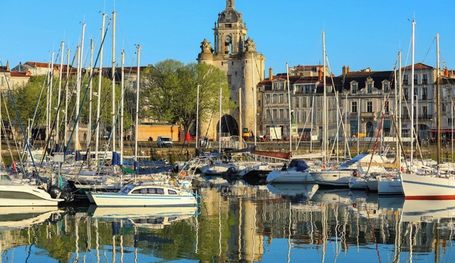 Sun-Kissed Sailing Adventure in Antiguo Puerto de La Rochelle