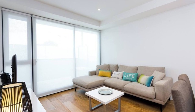 Sun lit Suburban Stay near Westfield Doncaster