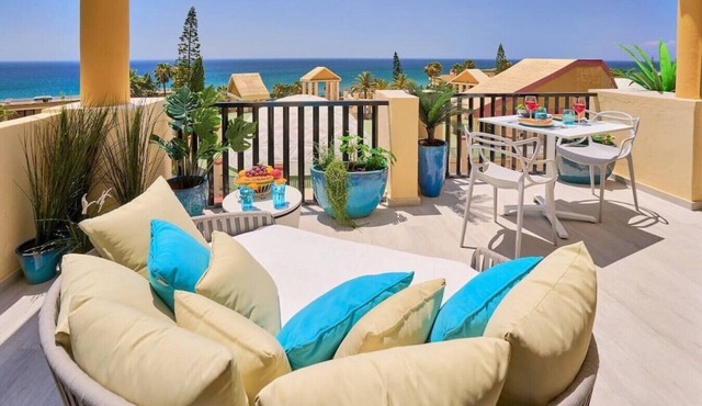 Sun-lovers paradise, all day sun and views.