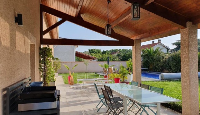 Sun Pool & Rugby in comfy house!