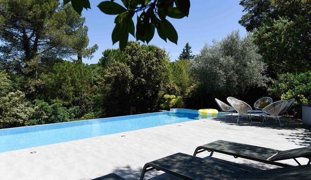 Sun, relaxation, heated pool, air conditioning in a garrigue setting