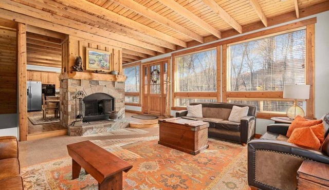 SUN RIDGE - 6 BD, VIEWS, POOL TABLE, HOT TUB