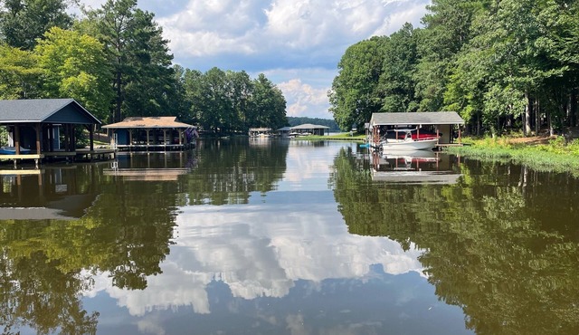 Sun's Out - Fun's Out Lodge nn BOAT RAMP and Beach AreanLake Gaston - Macon, NC