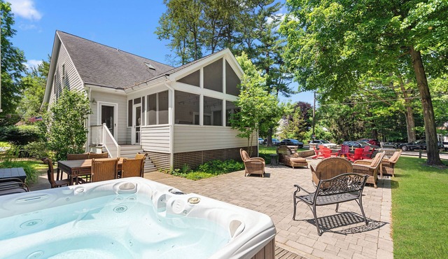 Sun's Up-Bar Down! Hot Tub, Putting Green, Fire Pit, 8 Min Walk to 2 Beaches!