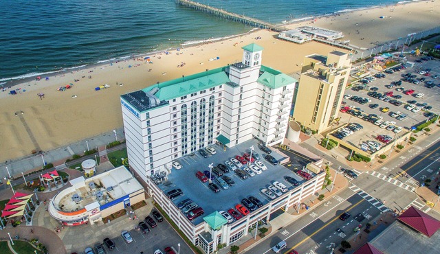 Sun, Sand, and Surf! 2 Great Units with Full Kitchen, Oceanfront, Pool