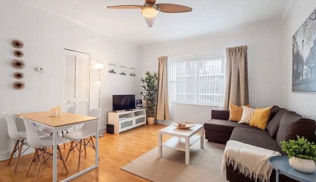 Sun & Sand: Super central 1BR in Miami Beach, 2 min. walk to feet in the water!