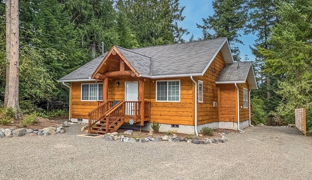 Sun & Snow Bungalow; Dog Friendly, AC, Fireplace, by White Pass and Mt Rainier